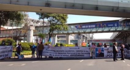 Extrabajadores de Mexicana de Aviación bloquean el acceso a la Terminal 1 del AICM para pedir ser recibidos por AMLO