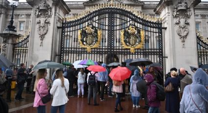 Ingleses con flores y carteles se congregan afuera del Palacio de Buckingham ante el delicado estado de salud de la reina Isabel II