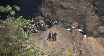 Recuperan las cajas negras del avión accidentado que dejó al menos 70 muertos en Nepal