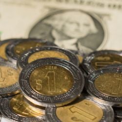 El peso se aprecia en la apertura y cotiza en 19.15 unidades por dólar; la bolsa avanza al inicio de la jornada