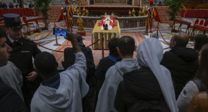 Al menos 65 mil fieles acudieron a la basílica de San Pedro para despedirse de Benedicto XVI durante el primer día de la capilla ardiente