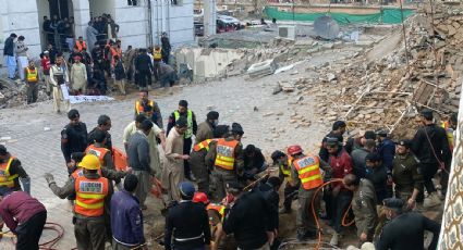 Suman 100 muertos en Pakistán tras ataque suicida en una mezquita en Peshawar