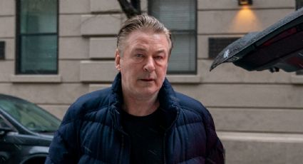 Fiscalía formaliza cargo de homicidio involuntario contra Alec Baldwin por disparar contra la directora de fotografía de “Rust”