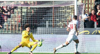 Memo Ochoa luce con buenas atajadas en su debut en Italia y evita una goleada, pero no la derrota ante Milan