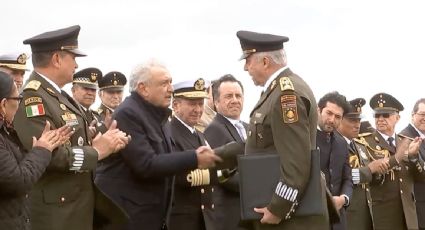 AMLO entrega la presea Bicentenario del Heroico Colegio Militar a Salvador Cienfuegos, extitular de la Sedena que fue detenido en EU