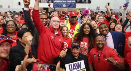 Sindicato automotriz UAW intensifica su huelga y suspende labores en la fábrica más grande de Ford en EU