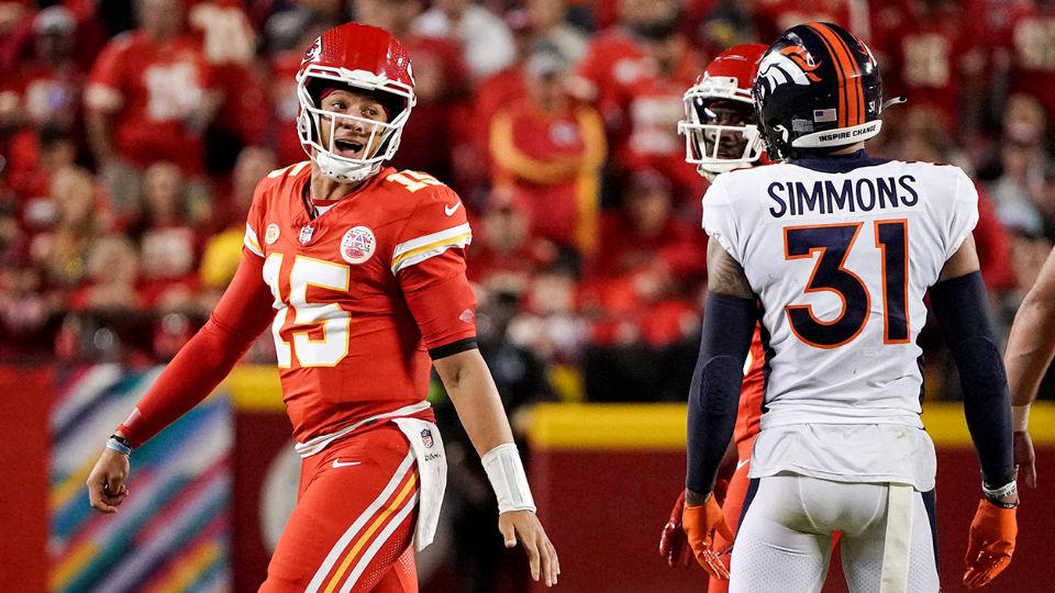 Patrick Mahomes intercambia palabras con Justin Simmons. (Foto: Reuters).