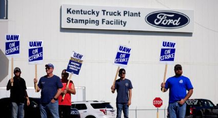 Ford llega a un acuerdo provisional con el sindicato UAW para terminar la huelga automotriz en EU