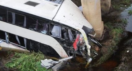 Cae autobús de un puente en una carretera en Veracruz; se reportan al menos cinco personas muertas y 57 heridas