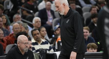 Gregg Popovich, coach de Spurs, toma un micrófono para frenar abucheos del público a Kawhi Leonard: "Muestren un poco de clase"