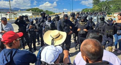 Maestros bloquean la Autopista del Sol para exigir pagos y la liberación de líder sindical detenido durante las protestas