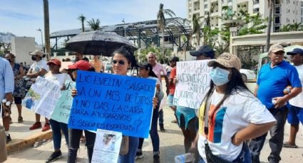 Familiares de marineros desaparecidos y damnificados bloquearon la avenida Costera Miguel Alemán en Acapulco