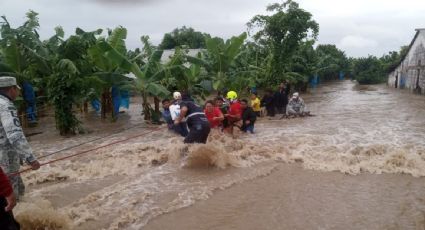 Las fuertes lluvias provocan el desbordamiento de tres ríos en Tabasco: hay casas inundadas y vías afectadas