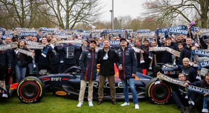 Checo Pérez y Max Verstappen son ovacionados por su histórico 1-2 durante desfile en la fábrica de Red Bull