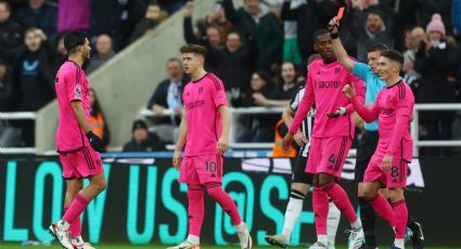 El mexicano Raúl Jiménez se va expulsado e interrumpe su racha goleadora con el Fulham