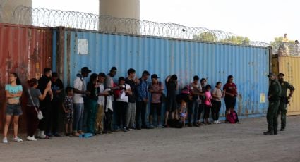 Texas envía ahora a migrantes en avión hacia Chicago