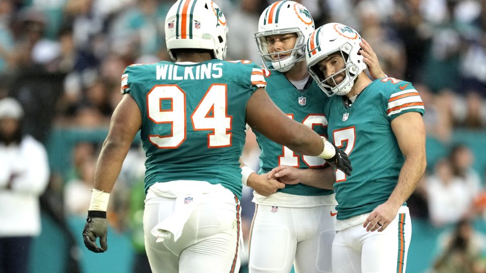 Jason Sanders (7) es felicitado por Wilkins y Bailey (Foto: AP).