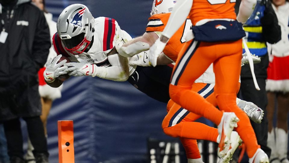 Ezekiel Elliott se lanza frente a Josey Jewell para anotar (Foto: AP).