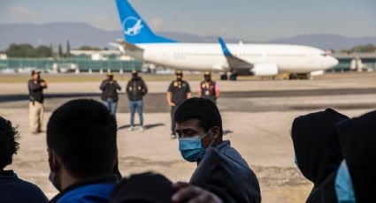 Texas desafía la restricción del alcalde Brandon Johnson y envía a Chicago un vuelo con 350 migrantes