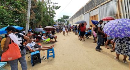 Damnificados por "Otis" esperan por hasta 40 horas en fila para recibir los enseres domésticos prometidos por el gobierno