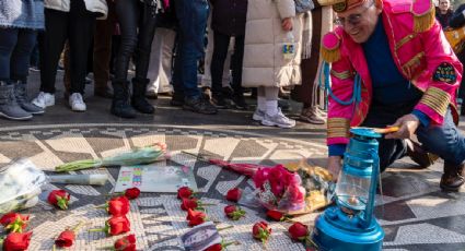 Fans recuerdan a John Lennon en Central Park a 43 años de su asesinato