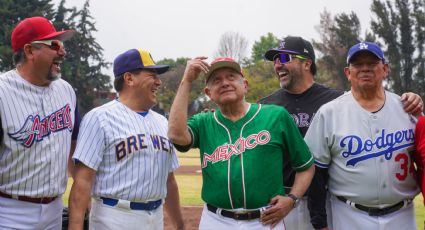 AMLO presume empate en ‘cascarita’ contra el 'Toro' Valenzuela, 'Vinny' Castilla y otras leyendas del beisbol mexicano