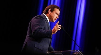 Ron DeSantis firma ley que ampara la expulsión de migrantes desde Florida hacia otros lugares de EU