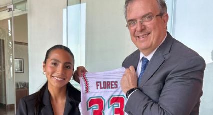 La mexicana Diana Flores, Campeona de Flag Football que brilló en el Super Bowl, visita a Marcelo Ebrard: “Un honor conocerla”