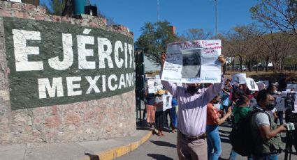 Familiares de desaparecidos en la Guerra Sucia protestan en Guerrero para exigir la renuncia de Gertz Manero