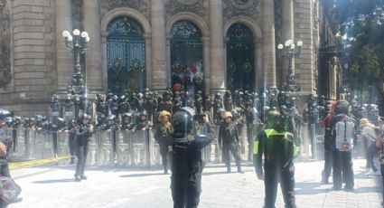 Colectivos LGBT+ lanzan pintura y rompen cristales del Congreso de la CDMX; suspenden la sesión luego del ingreso de manifestantes