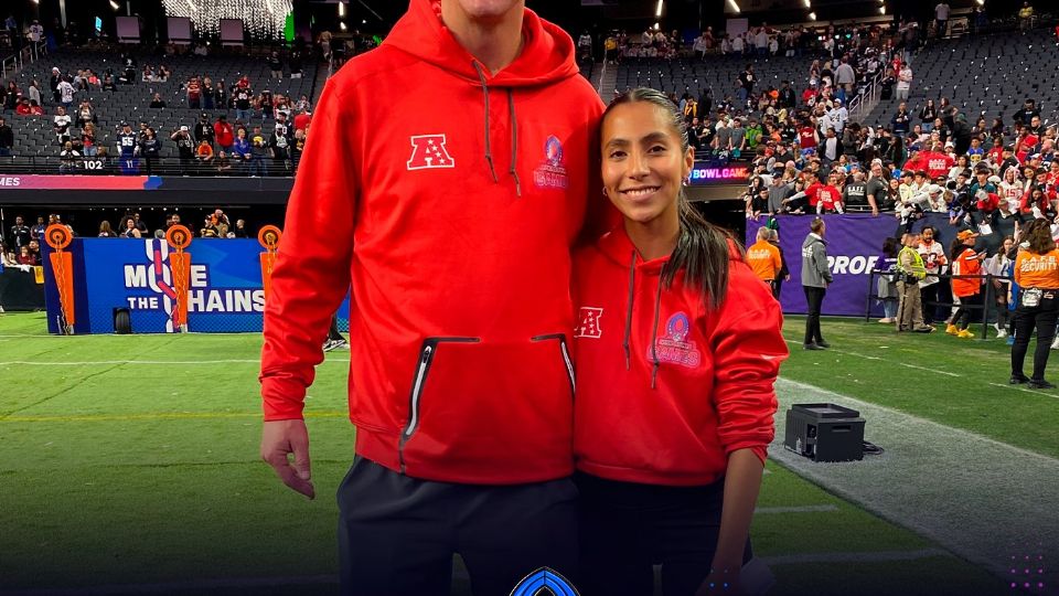 Flores posa sonriente junto a Peyton Manning (Foto: @nflmx).