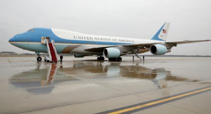 Controlador aéreo regaña a piloto de avión comercial por volar demasiado cerca del Air Force One