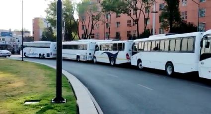 Comienzan a llegar camiones con simpatizantes de AMLO al Zócalo para concentración por la expropiación petrolera