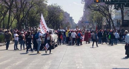 Asistentes al evento masivo de AMLO comienzan a llegar al Zócalo entre fiestas y acarreo