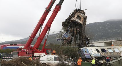 Acusan de homicidio negligente a un jefe de estación en Grecia por el choque de trenes que dejó 57 muertos