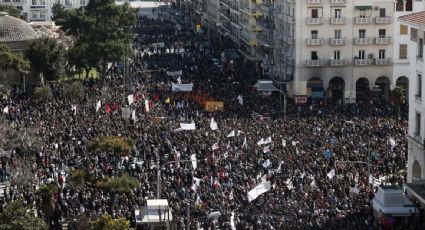 Estudiantes en Grecia toman universidades para exigir justicia por el choque de trenes que dejó 57 muertos