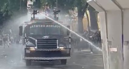 Dispersan manifestación del 8M en Tlaxcala con tanqueta; autoridades argumentan protección al patrimonio "como lo ordena la Unesco"