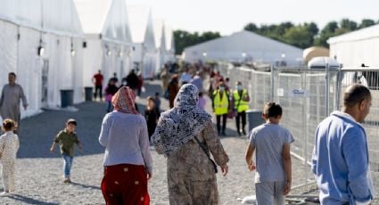 Refugiados afganos en EU podrán renovar sus permisos de residencia por otros dos años