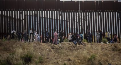 Los migrantes que entren a EU desde México serán expulsados y enviados lejos de la frontera en común, advierte el gobierno de Biden