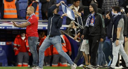 Barcelona tiene que huir del campo en pleno festejo de campeón tras invasión de los aficionados del Espanyol