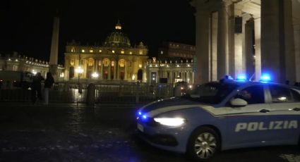 Sujeto que atravesó puerta del Vaticano con su auto buscaba hablar con el papa Francisco; es llevado a un psiquiátrico