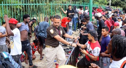 Migrantes derriban vallas para entrar por la fuerza a la oficina del INM en Tapachula