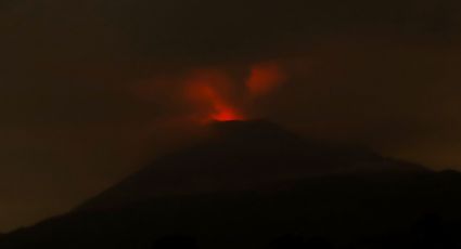 El volcán Popocatépetl arroja material incandescente; se mantiene alerta por caída de ceniza