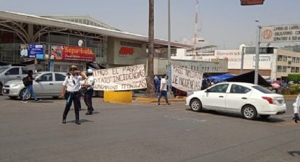 Maestros de la CNTE bloquean aeropuerto y central de autobuses en Oaxaca