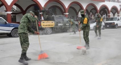 La comunidad más próxima al Popocatépetl recibe apoyo de 60 militares para labores de limpieza de ceniza