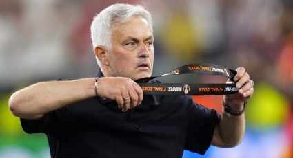 José Mourinho regala su medalla de Subcampeón de la Europa League a un niño: "Es algo que nunca olvidará"