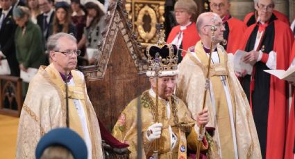 Coronan a Carlos III como rey del Reino Unido