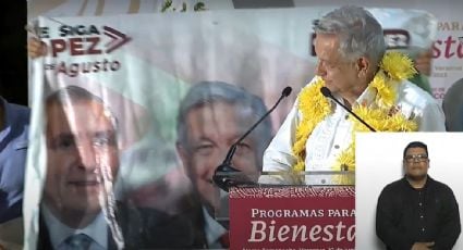 "Espontáneo" interrumpe el discurso de AMLO para mostrar una lona en apoyo a Adán Augusto