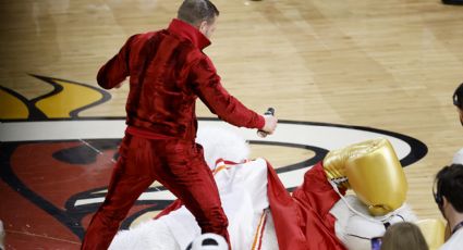 Conor McGregor, excampeón de la UFC, golpea y manda al hospital a la mascota de Miami Heat en un acto promocional que se salió de control