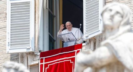 El papa Francisco reaparece ante los fieles en la Plaza de San Pedro tras su operación de hernia abdominal